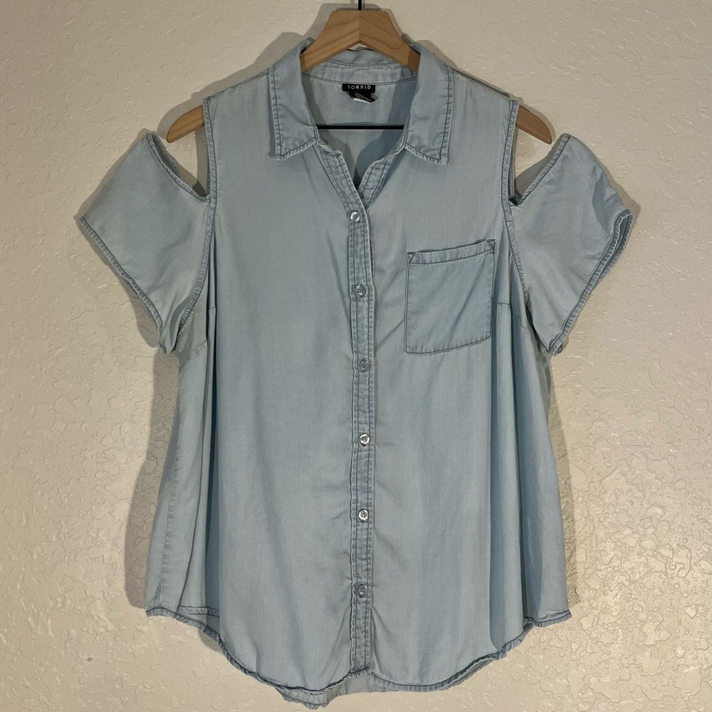 GU Torrid Denim Button-Up Cold Shoulder Top; Size 1X!
